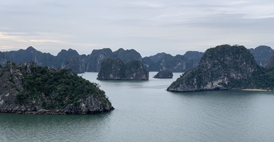 Breathtaking Natural Beauty: Ha Long Bay, Thien Cung Cave, and the Vietnam Coast Breathtaking Natural Beauty: Ha Long Bay, Thien Cung Cave, and the Vietnam Coast